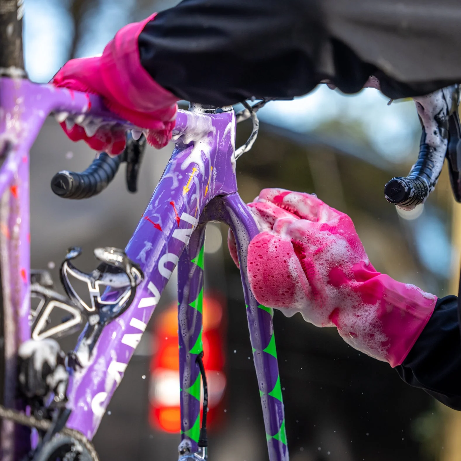 MUC OFF DEEP SCRUBBER GLOVES PINK - View 2
