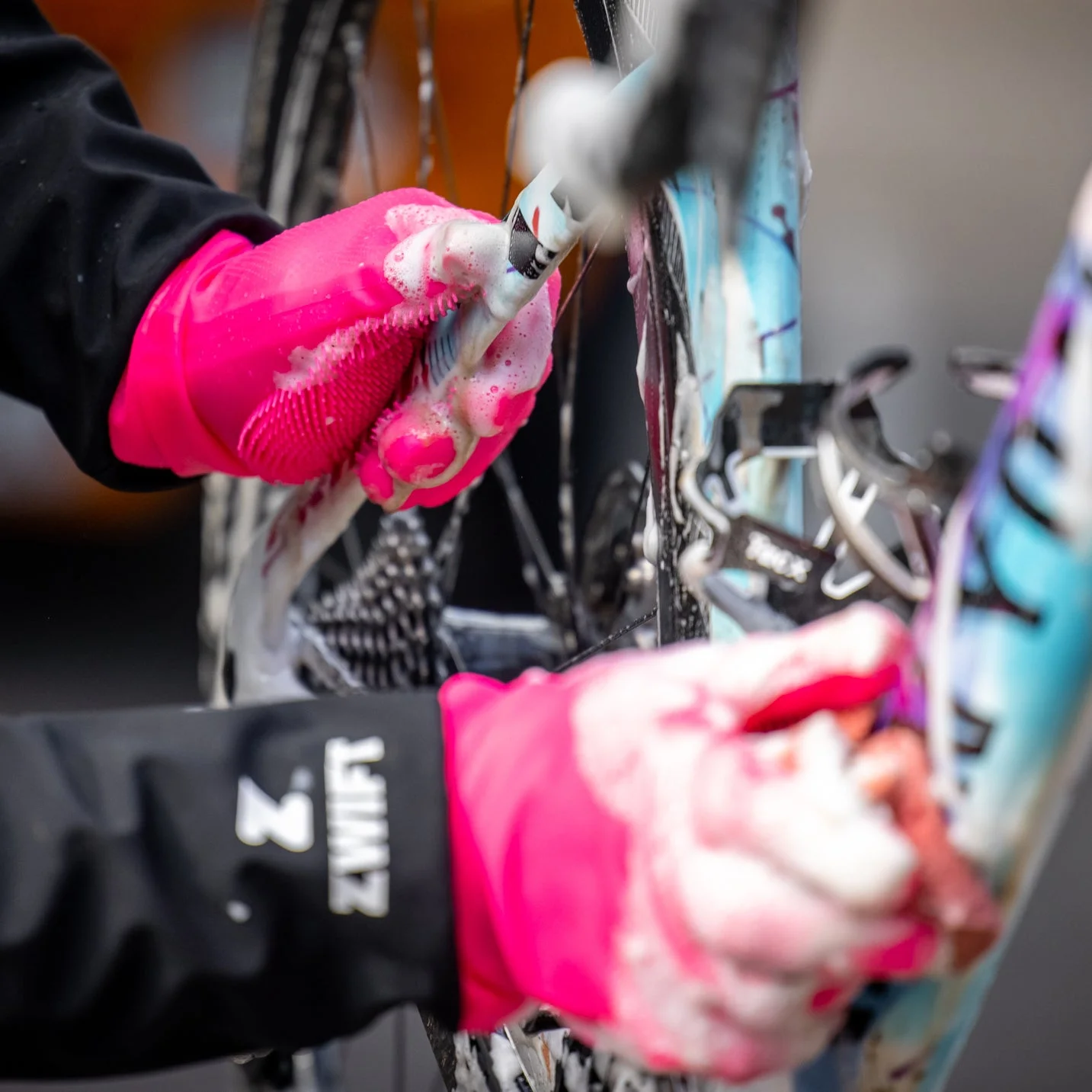 MUC OFF DEEP SCRUBBER GLOVES PINK - View 3