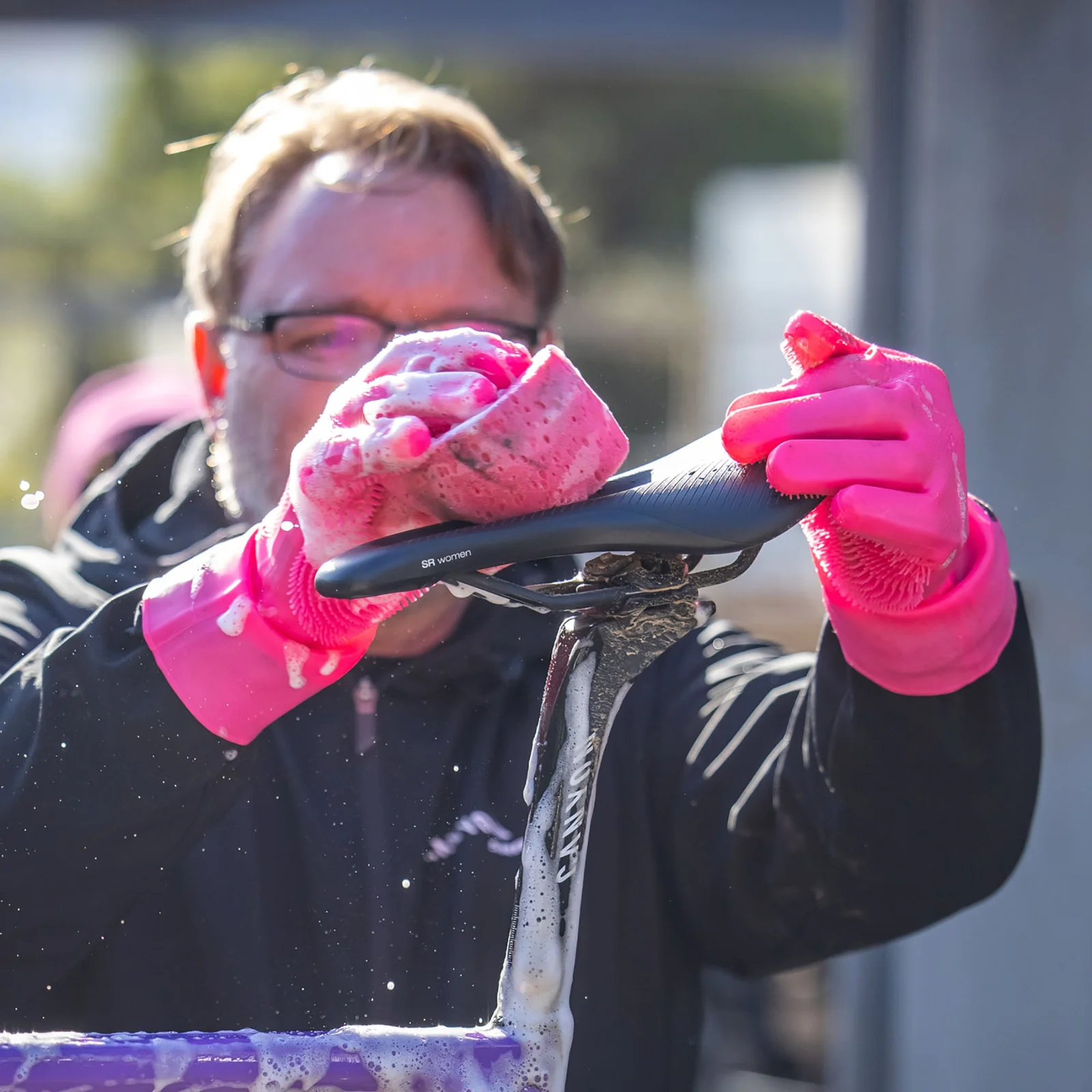 MUC OFF DEEP SCRUBBER GLOVES PINK - View 4